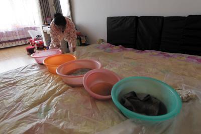 张家界楼上漏水，住户失联，小区没物管，业主维权难！律师来支招……